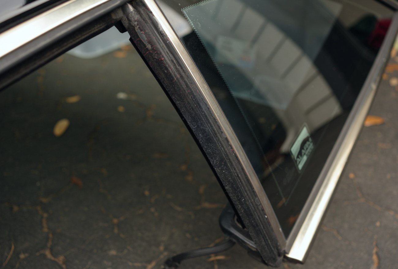 1990–2002 Mercedes-Benz R129 SL Glass Panoramic Hardtop - Image 17